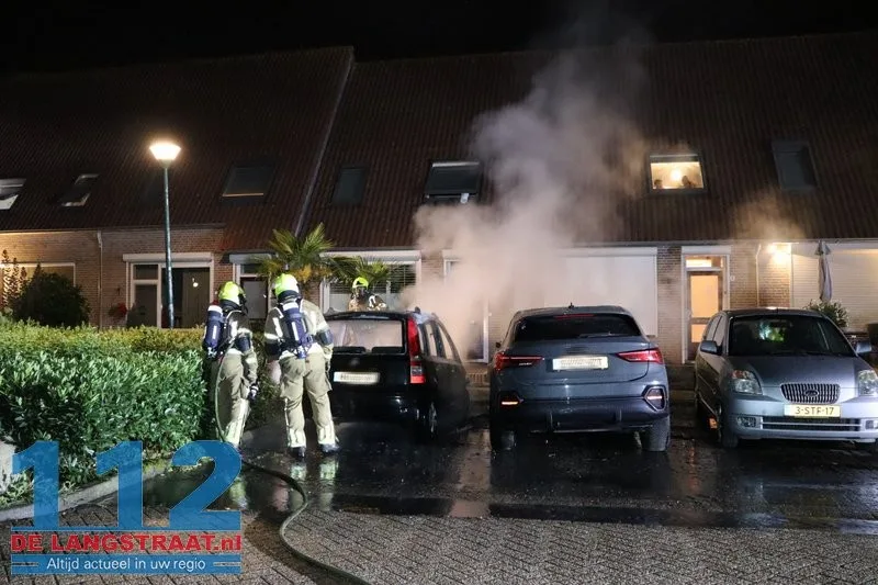 Twee auto's gaan in vlammen op Maas Kaatsheuvel, brandstichting mogelijke oorzaak 112 De Langstraat