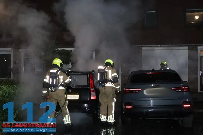 Twee auto's gaan in vlammen op Maas Kaatsheuvel, brandstichting mogelijke oorzaak 112 De Langstraat
