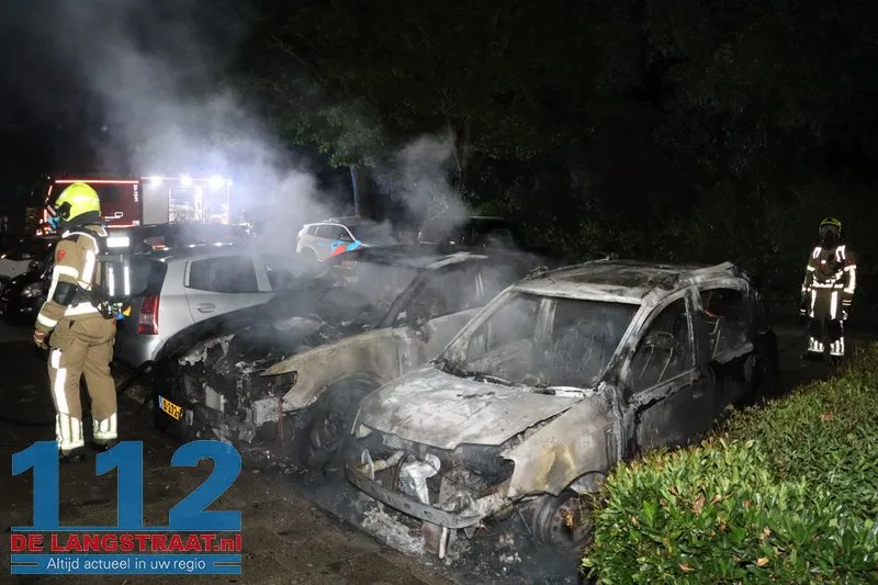 Twee auto's gaan in vlammen op Maas Kaatsheuvel, brandstichting mogelijke oorzaak 112 De Langstraat