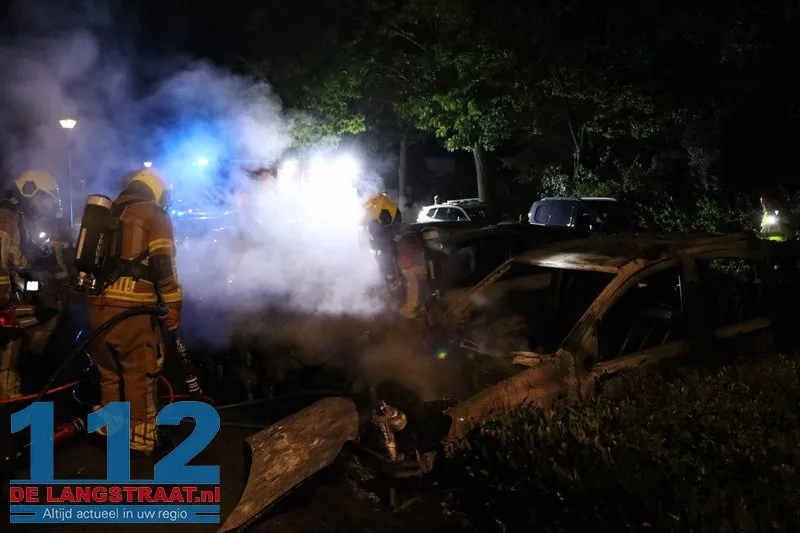 Twee auto's gaan in vlammen op Maas Kaatsheuvel, brandstichting mogelijke oorzaak 112 De Langstraat