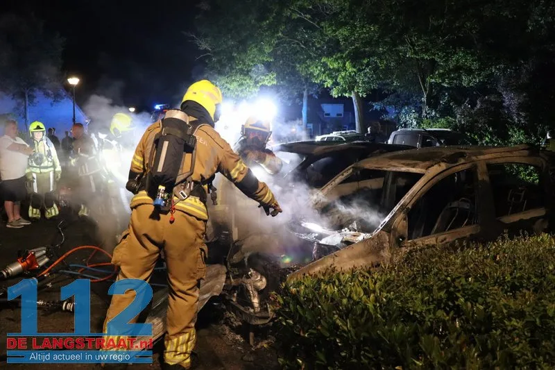 Twee auto's gaan in vlammen op Maas Kaatsheuvel, brandstichting mogelijke oorzaak 112 De Langstraat