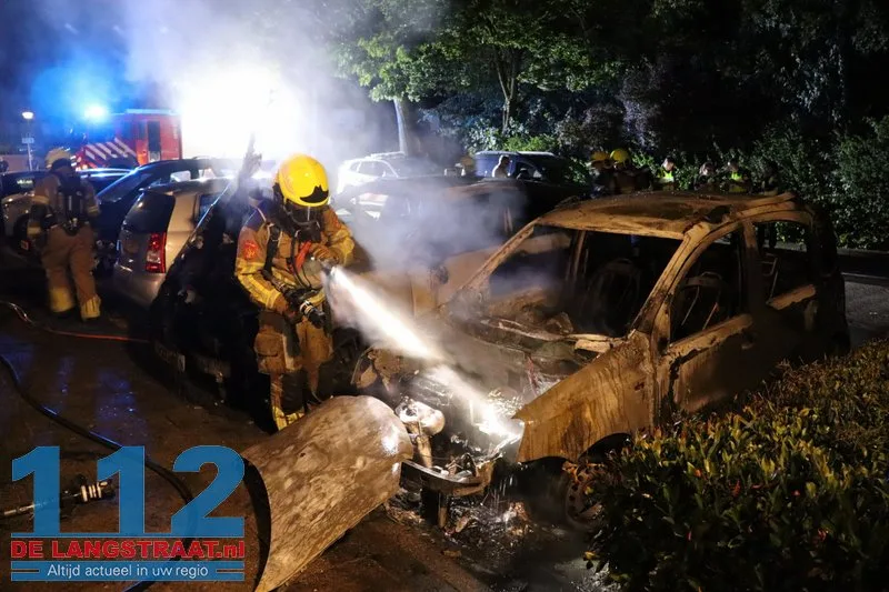 Twee auto's gaan in vlammen op Maas Kaatsheuvel, brandstichting mogelijke oorzaak 112 De Langstraat