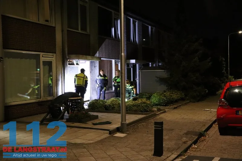 Explosief gaat in bij voordeur woning Drunen, muren zwartgeblakerd 112 De Langstraat