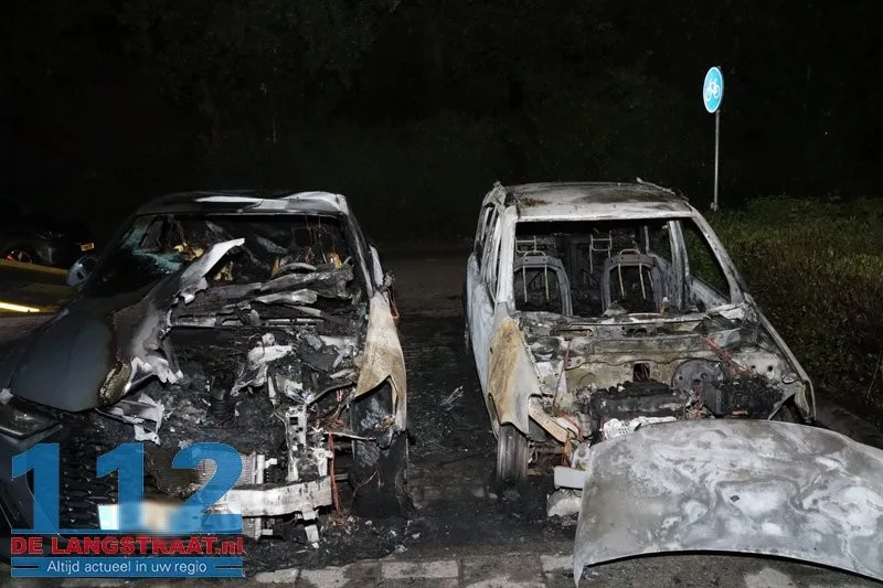 Twee auto's gaan in vlammen op Maas Kaatsheuvel, brandstichting mogelijke oorzaak 112 De Langstraat