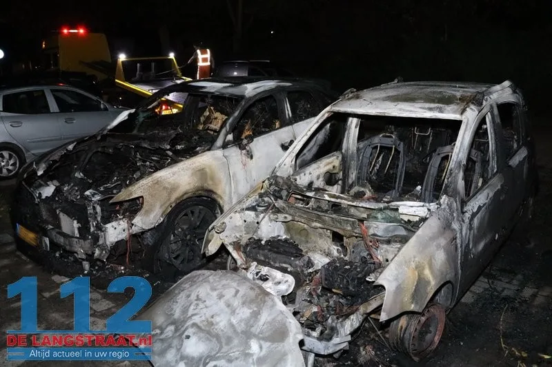 Twee auto's gaan in vlammen op Maas Kaatsheuvel, brandstichting mogelijke oorzaak 112 De Langstraat