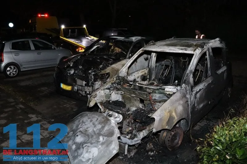 Twee auto's gaan in vlammen op Maas Kaatsheuvel, brandstichting mogelijke oorzaak 112 De Langstraat