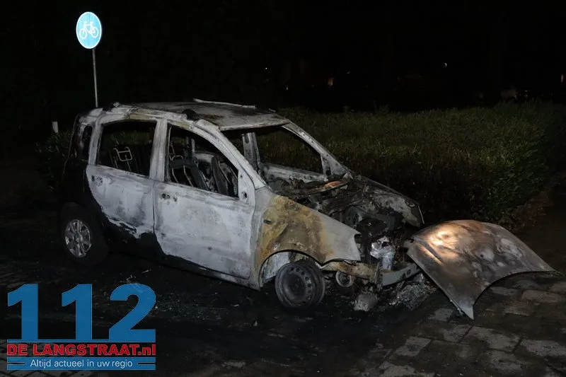 Twee auto's gaan in vlammen op Maas Kaatsheuvel, brandstichting mogelijke oorzaak 112 De Langstraat