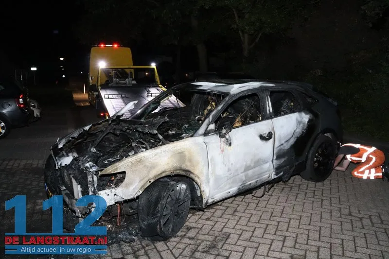 Twee auto's gaan in vlammen op Maas Kaatsheuvel, brandstichting mogelijke oorzaak 112 De Langstraat