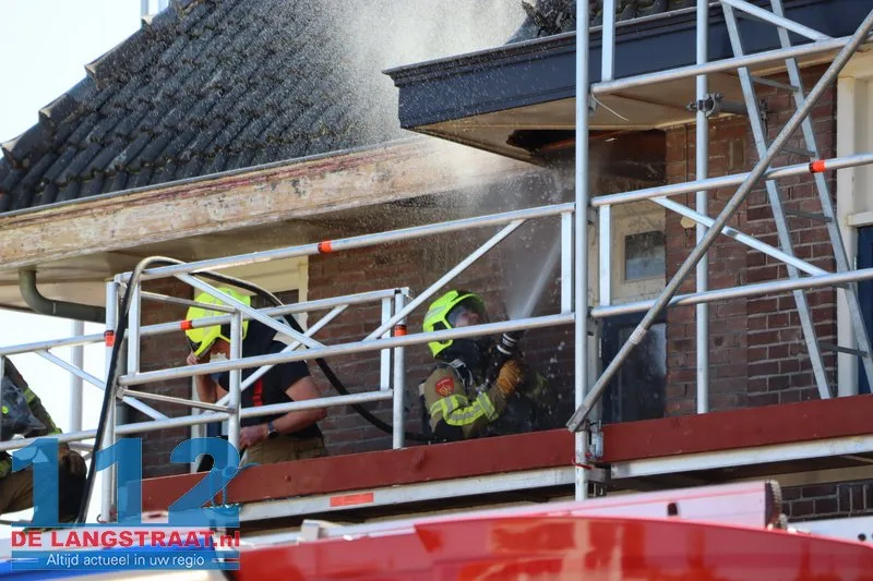 Dakbrand bij woning tijdens schilderwerkzaamheden Mr. van Coothstraat Waalwijk 112 De Langstraat
