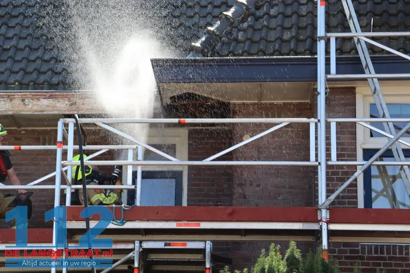 Dakbrand bij woning tijdens schilderwerkzaamheden Mr. van Coothstraat Waalwijk 112 De Langstraat