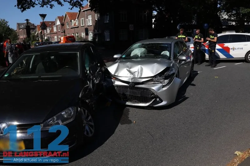 Twee auto's total loss na voorrangsfout op Burgemeester van der Klokkenlaan 1 Twee auto's total loss na voorrangsfout op Burgemeester van der Klokkenlaan 112 De Langstraat
