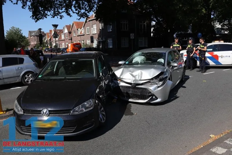 Twee auto's total loss na voorrangsfout op Burgemeester van der Klokkenlaan 2 Twee auto's total loss na voorrangsfout op Burgemeester van der Klokkenlaan 112 De Langstraat