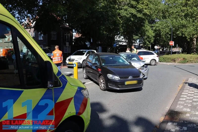 Twee auto's total loss na voorrangsfout op Burgemeester van der Klokkenlaan 4 Twee auto's total loss na voorrangsfout op Burgemeester van der Klokkenlaan 112 De Langstraat