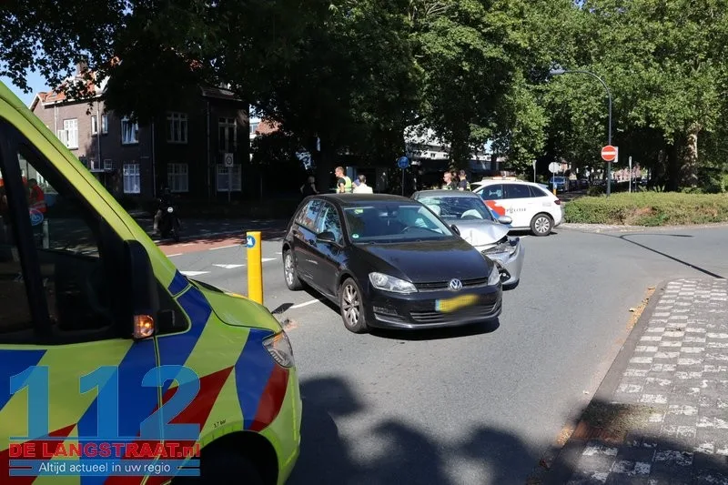 Twee auto's total loss na voorrangsfout op Burgemeester van der Klokkenlaan 5 Twee auto's total loss na voorrangsfout op Burgemeester van der Klokkenlaan 112 De Langstraat