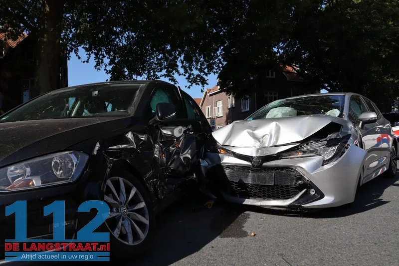 Twee auto's total loss na voorrangsfout op Burgemeester van der Klokkenlaan 6 Twee auto's total loss na voorrangsfout op Burgemeester van der Klokkenlaan 112 De Langstraat