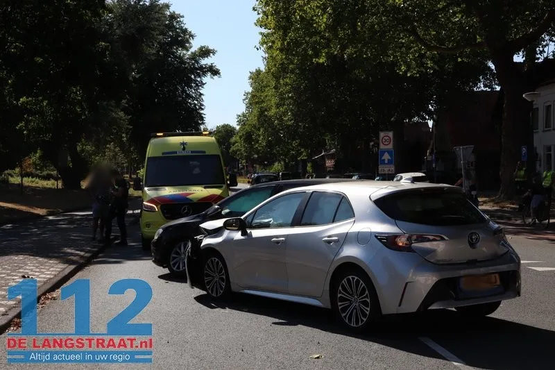 Twee auto's total loss na voorrangsfout op Burgemeester van der Klokkenlaan 8 Twee auto's total loss na voorrangsfout op Burgemeester van der Klokkenlaan 112 De Langstraat