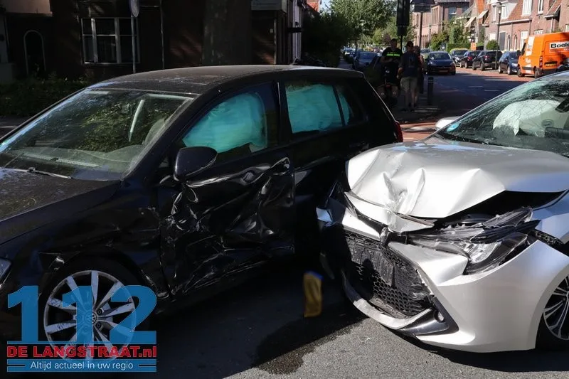 Twee auto's total loss na voorrangsfout op Burgemeester van der Klokkenlaan 10 Twee auto's total loss na voorrangsfout op Burgemeester van der Klokkenlaan 112 De Langstraat