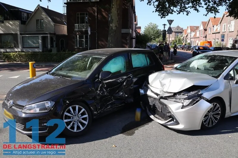 Twee auto's total loss na voorrangsfout op Burgemeester van der Klokkenlaan 11 Twee auto's total loss na voorrangsfout op Burgemeester van der Klokkenlaan 112 De Langstraat