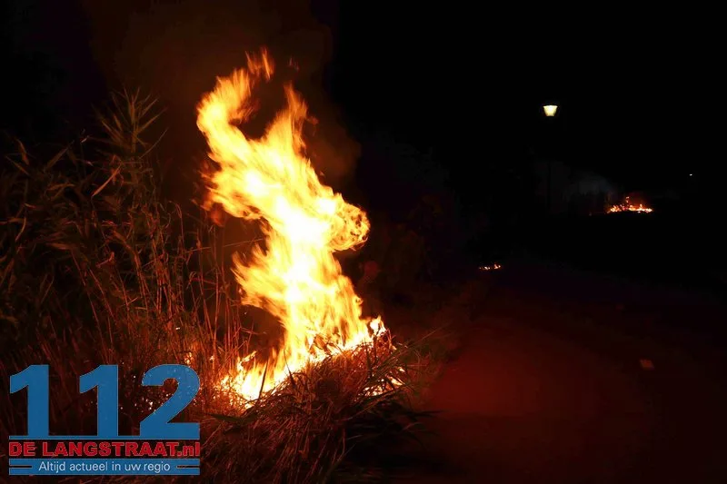 Metershoge vlammen bij bermbranden langs Gaardpad: Politie gaat uit van brandstichting 112 De Langstraat