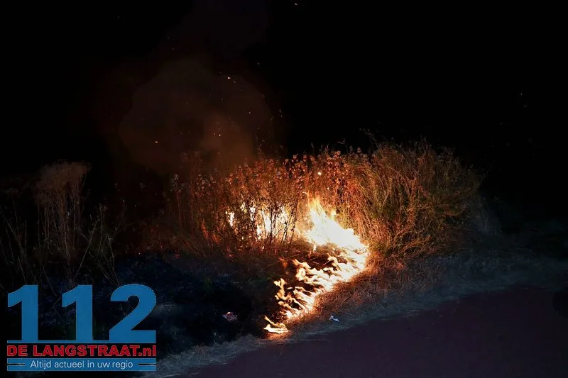 Metershoge vlammen bij bermbranden langs Gaardpad: Politie gaat uit van brandstichting 112 De Langstraat