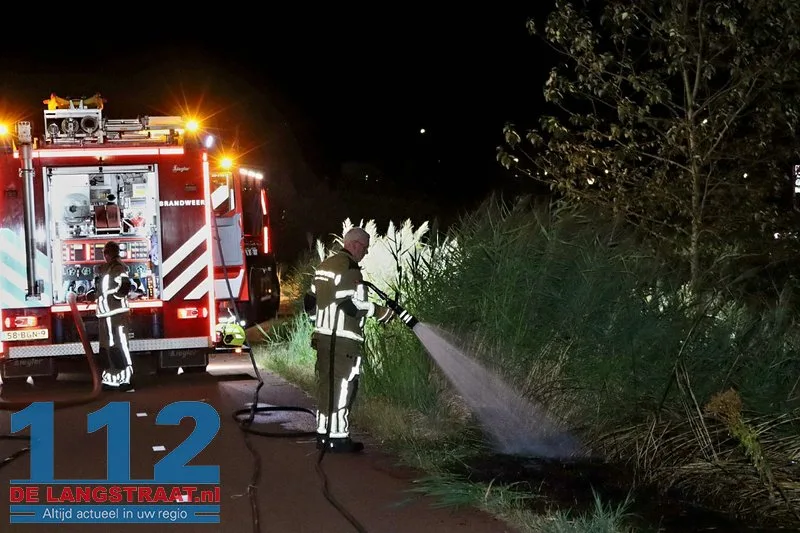 Metershoge vlammen bij bermbranden langs Gaardpad: Politie gaat uit van brandstichting 112 De Langstraat