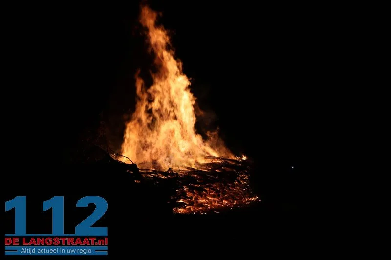 Metershoge vlammen bij flinke brand in berg boomstammen Sprang-Capelle 112 De Langstraat