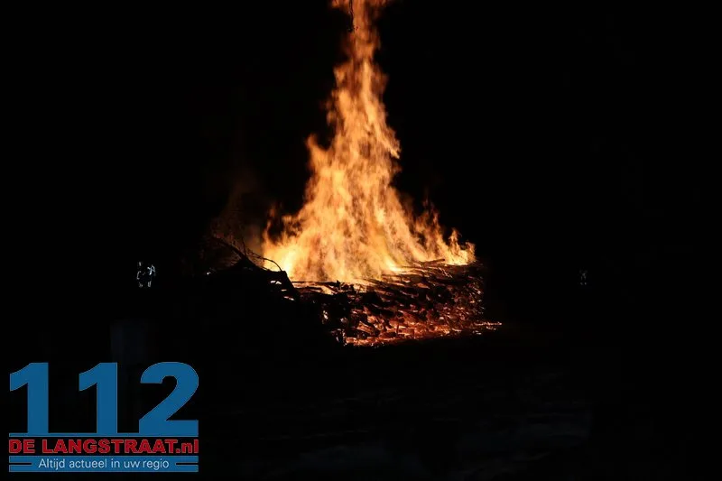 Metershoge vlammen bij flinke brand in berg boomstammen Sprang-Capelle 112 De Langstraat