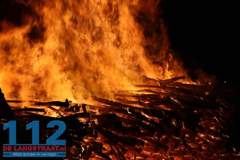 Metershoge vlammen bij flinke brand in berg boomstammen Sprang-Capelle 112 De Langstraat