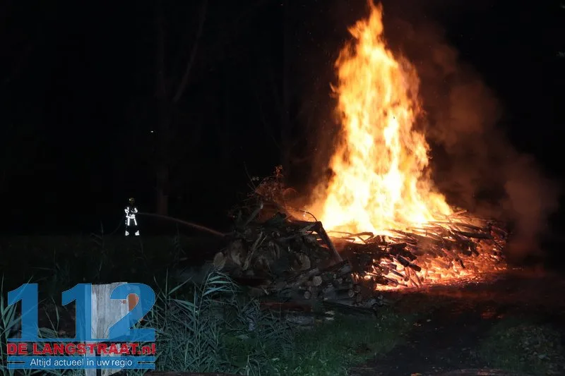 Metershoge vlammen bij flinke brand in berg boomstammen Sprang-Capelle 112 De Langstraat