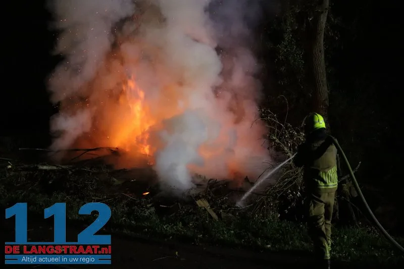 Metershoge vlammen bij flinke brand in berg boomstammen Sprang-Capelle 112 De Langstraat