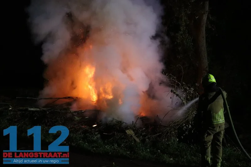 Metershoge vlammen bij flinke brand in berg boomstammen Sprang-Capelle 112 De Langstraat