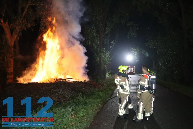 Metershoge vlammen bij flinke brand in berg boomstammen Sprang-Capelle 112 De Langstraat