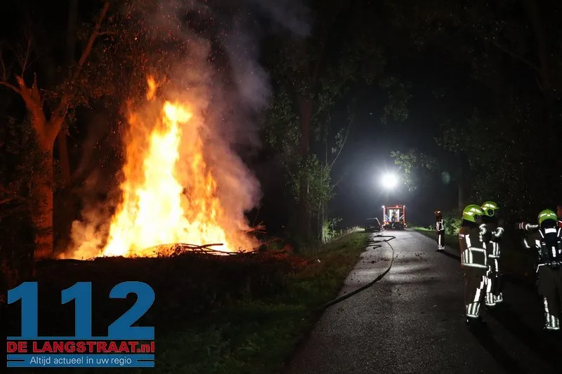 Metershoge vlammen bij flinke brand in berg boomstammen Sprang-Capelle 112 De Langstraat
