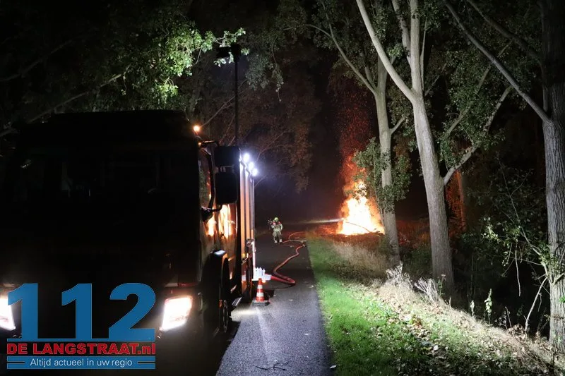 Metershoge vlammen bij flinke brand in berg boomstammen Sprang-Capelle 112 De Langstraat
