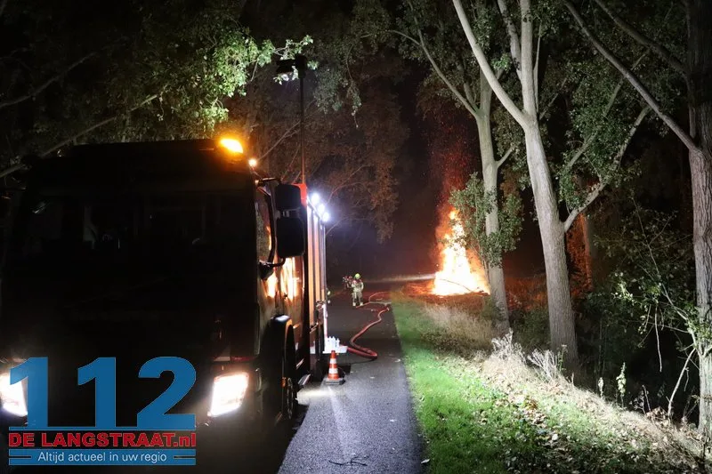 Metershoge vlammen bij flinke brand in berg boomstammen Sprang-Capelle 112 De Langstraat
