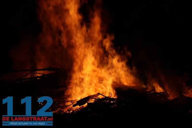 Metershoge vlammen bij flinke brand in berg boomstammen Sprang-Capelle 112 De Langstraat