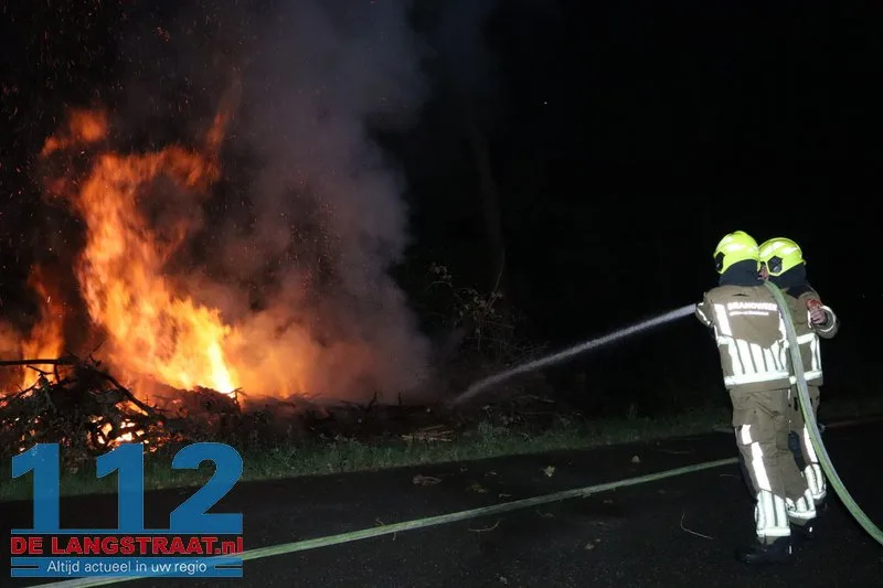 Metershoge vlammen bij flinke brand in berg boomstammen Sprang-Capelle 112 De Langstraat