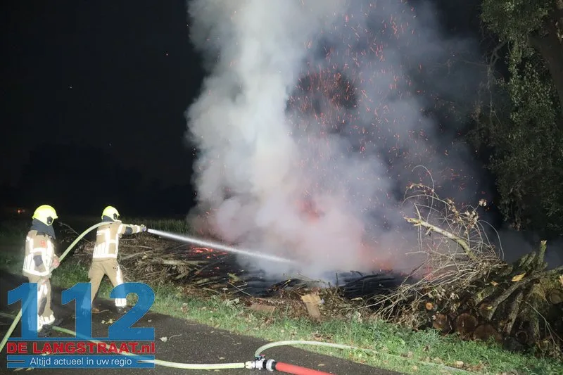 Metershoge vlammen bij flinke brand in berg boomstammen Sprang-Capelle 112 De Langstraat