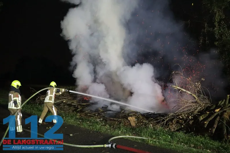 Metershoge vlammen bij flinke brand in berg boomstammen Sprang-Capelle 112 De Langstraat