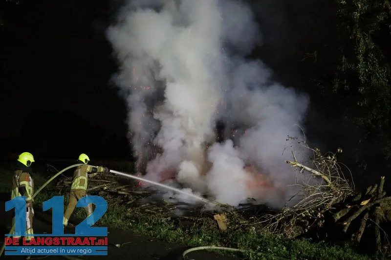 Metershoge vlammen bij flinke brand in berg boomstammen Sprang-Capelle 112 De Langstraat