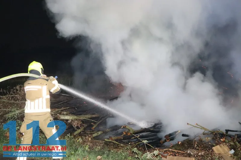 Metershoge vlammen bij flinke brand in berg boomstammen Sprang-Capelle 112 De Langstraat
