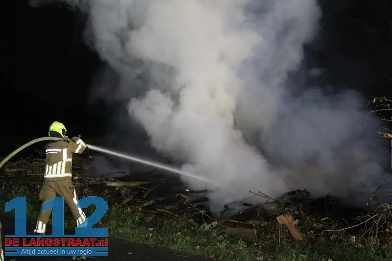 Metershoge vlammen bij flinke brand in berg boomstammen Sprang-Capelle 112 De Langstraat
