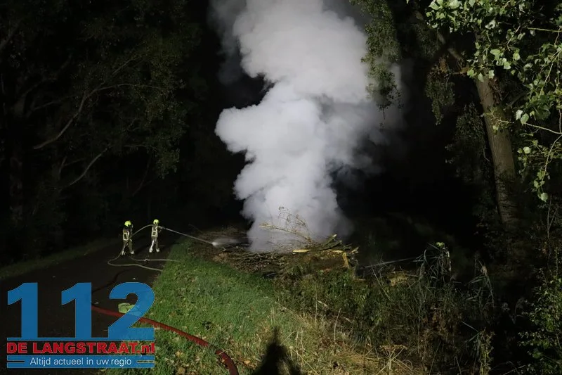 Metershoge vlammen bij flinke brand in berg boomstammen Sprang-Capelle 112 De Langstraat