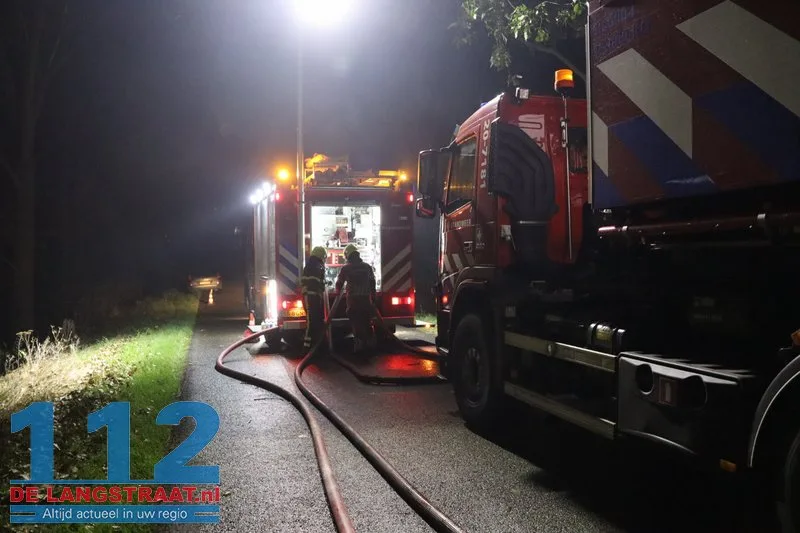 Metershoge vlammen bij flinke brand in berg boomstammen Sprang-Capelle 112 De Langstraat