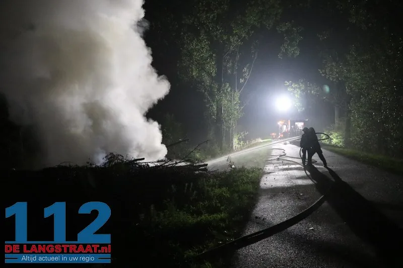 Metershoge vlammen bij flinke brand in berg boomstammen Sprang-Capelle 112 De Langstraat