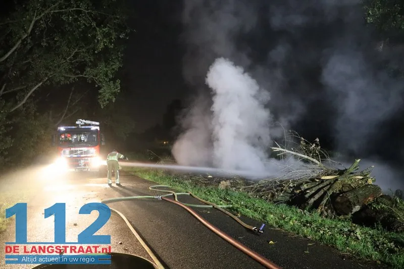 Metershoge vlammen bij flinke brand in berg boomstammen Sprang-Capelle 112 De Langstraat