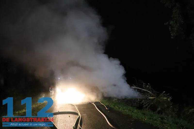 Metershoge vlammen bij flinke brand in berg boomstammen Sprang-Capelle 112 De Langstraat