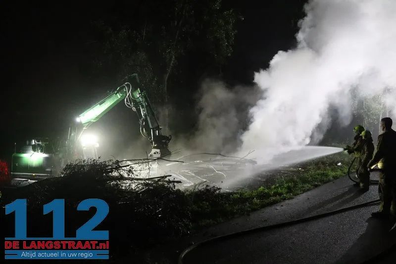 Metershoge vlammen bij flinke brand in berg boomstammen Sprang-Capelle 112 De Langstraat