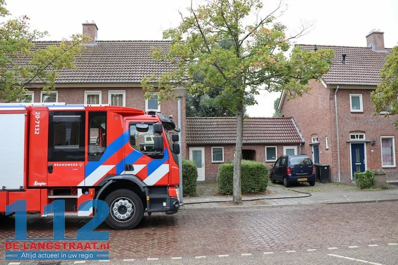 Brandweer blust brandende coniferen na stoken in tuin Waalwijk 112 De Langstraat