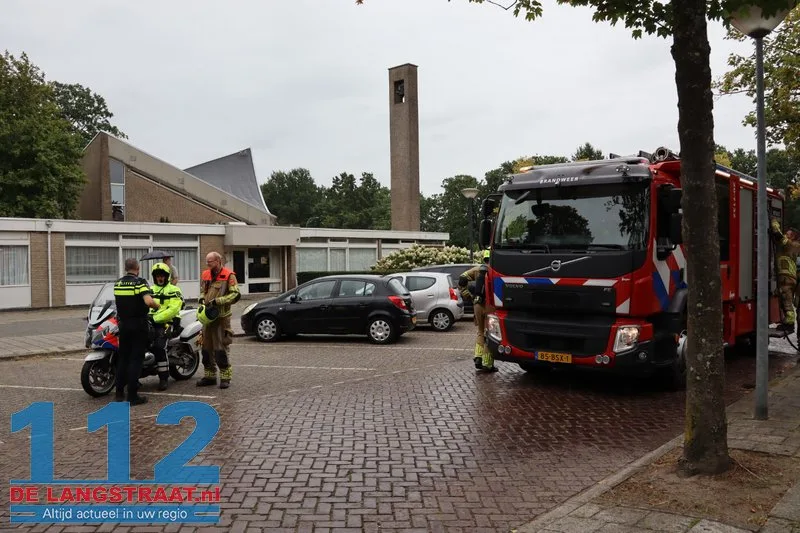 Brandweer blust brandende coniferen na stoken in tuin Waalwijk 112 De Langstraat